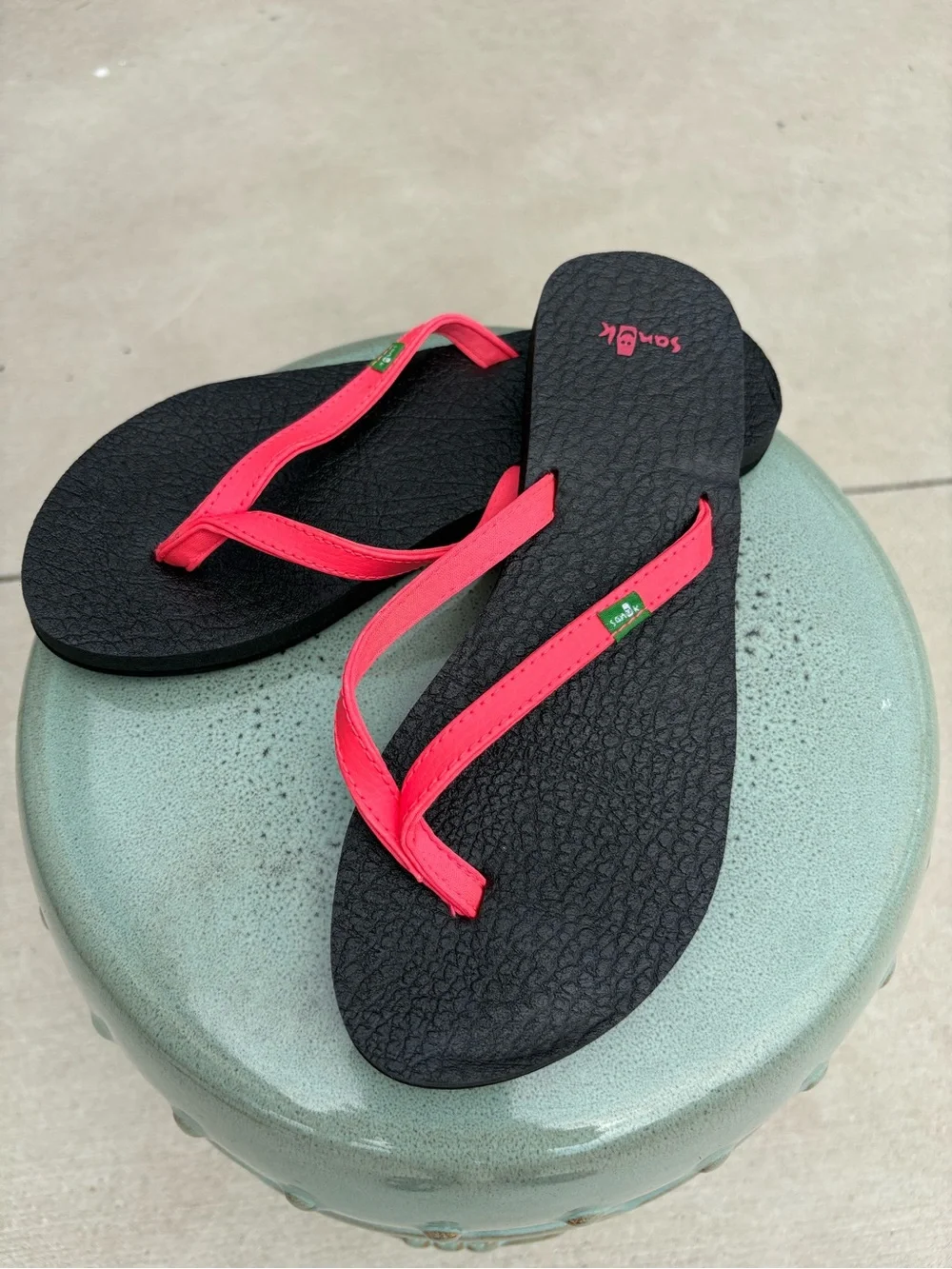 Sanuk Women's Black Flip Flops with Hot Pink Straps size 6